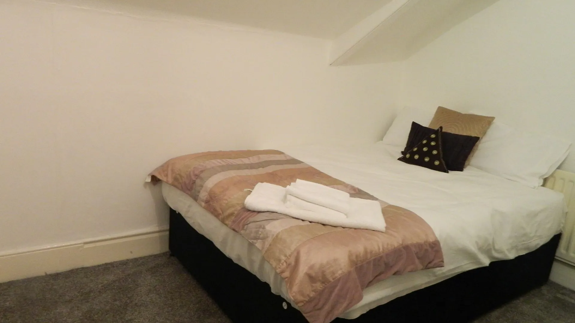 5 Bedroom Upper Maisonette Newcastle upon Tyne 0*,  Velká Británie
